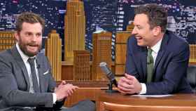 Jamie Dornan junto a Jimmy Fallon en 'The Tonight Show'