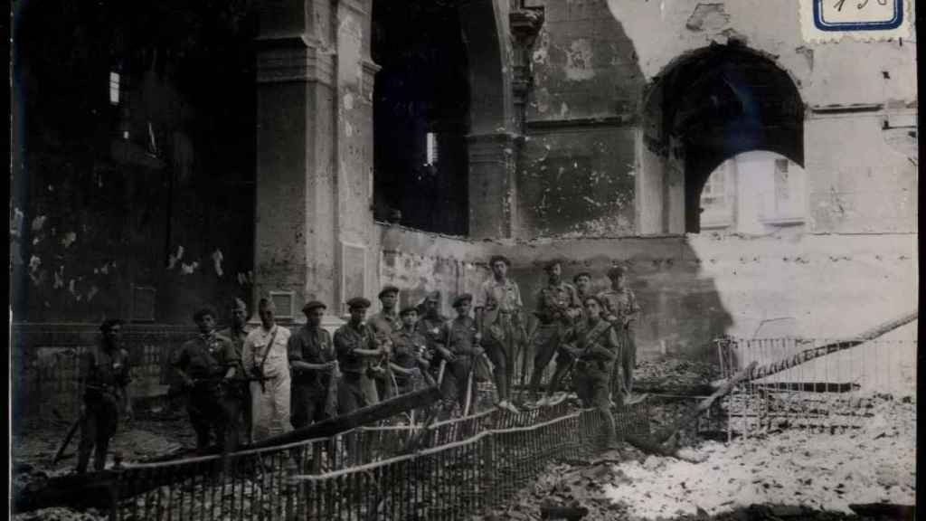 Tropas franquistas en una iglesia sevillana quemada por milicianos republicanos.