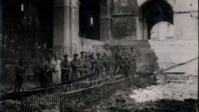 Tropas franquistas en una iglesia sevillana quemada por milicianos republicanos.