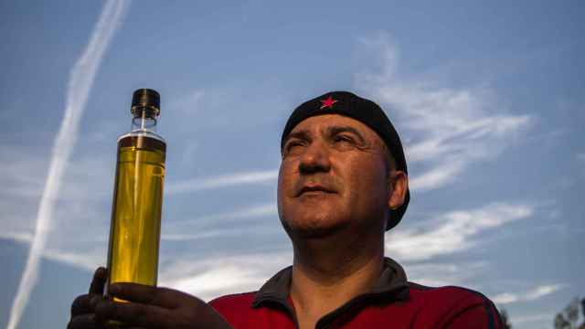 Andrés Bódalo aprecia el aceite de la resistencia que han elaborado en Cerro Libertad