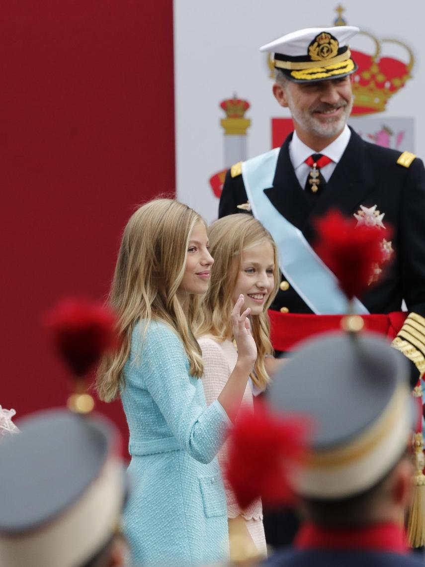 Detalle del vestido de Letizia por detrás y las mangas, de plumeti y llenas de mariposas.