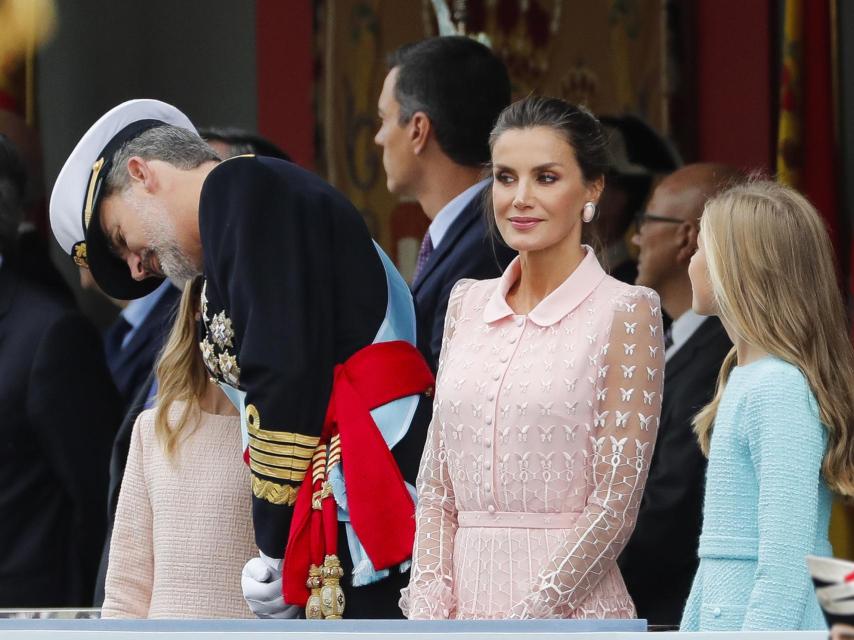Los grandes pendientes ovalados de Letizia para el 12 de octubre.