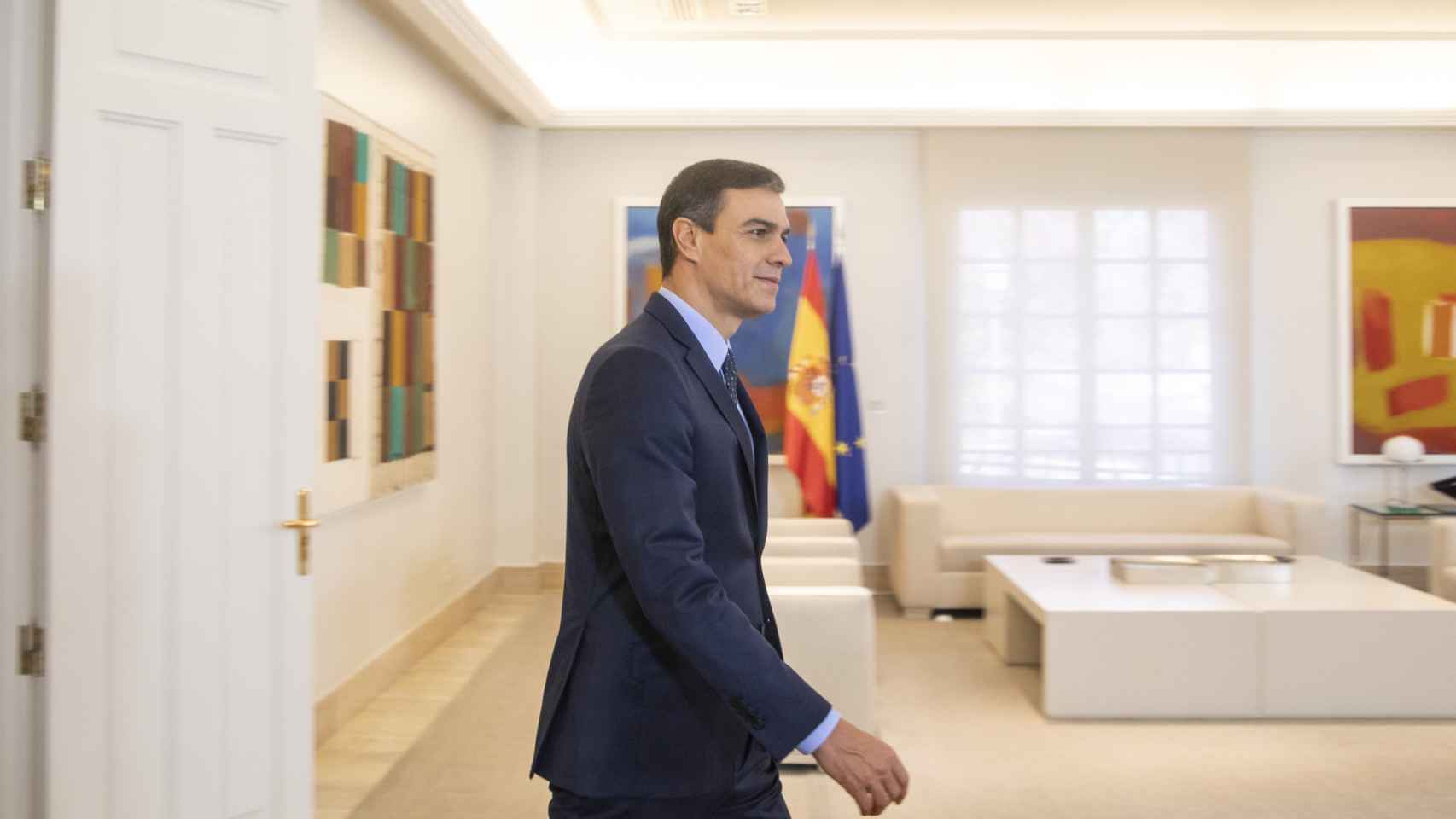 El presidente del Gobierno en funciones, Pedro Sánchez, a su llegada a la entrevista con EL ESPAÑOL.