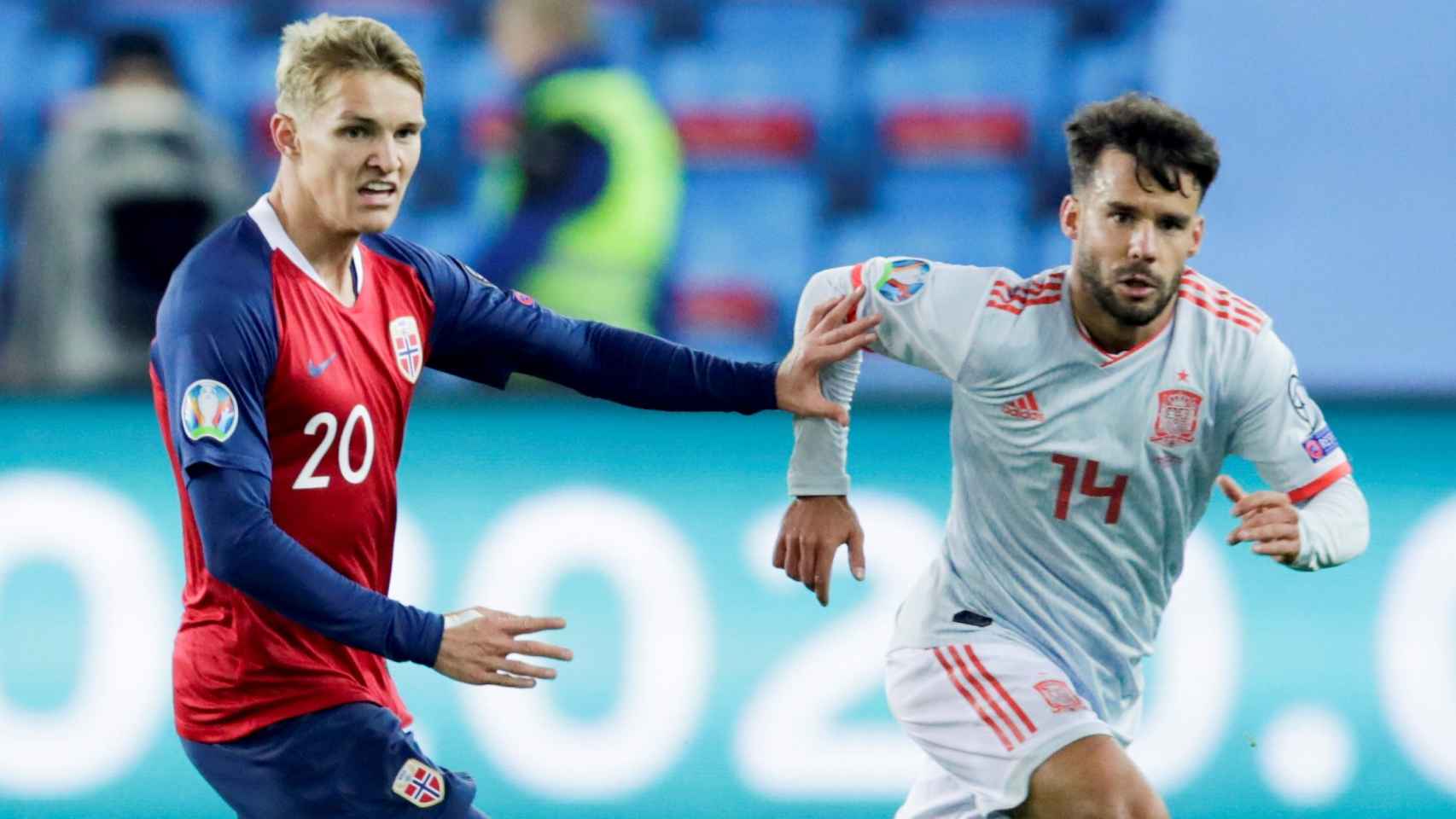 Odegaard y Bernat, durante un momento del partido entre Noruega y España