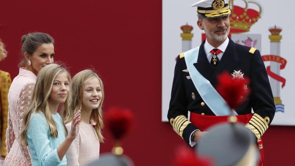 Leonor y Sofía de Borbón han lucido un peinado muy acorde a su edad.