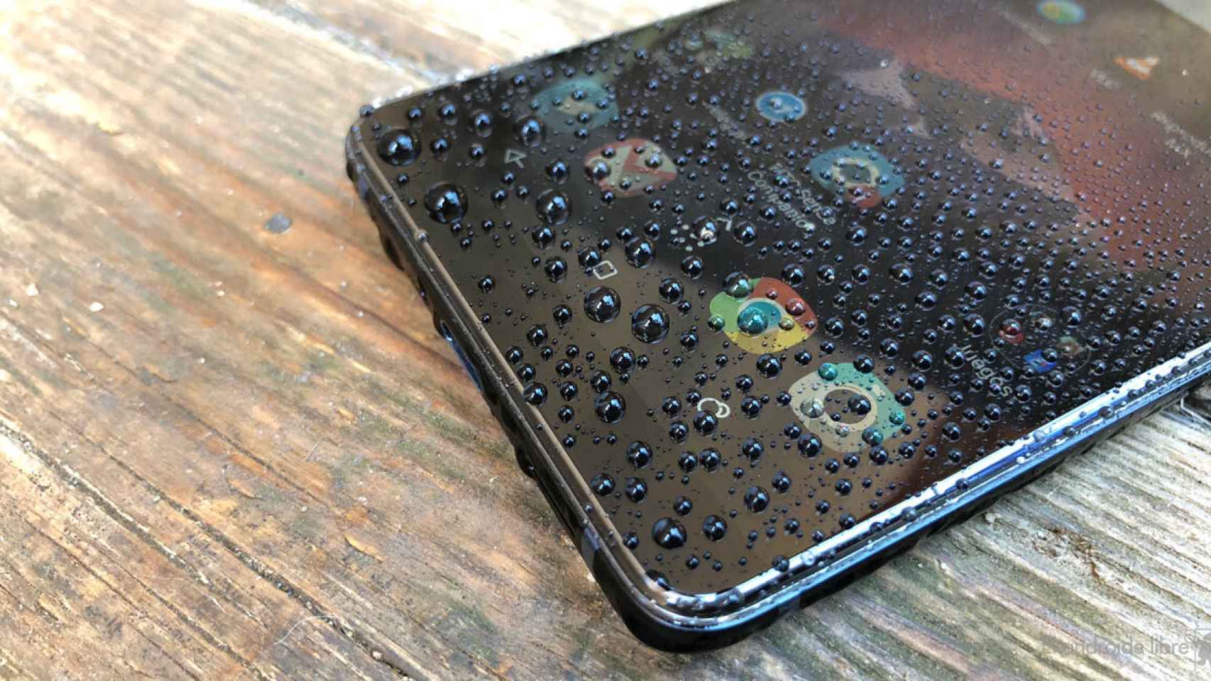 Puede un smartphone dejar de ser resistente al agua después de un tiempo?
