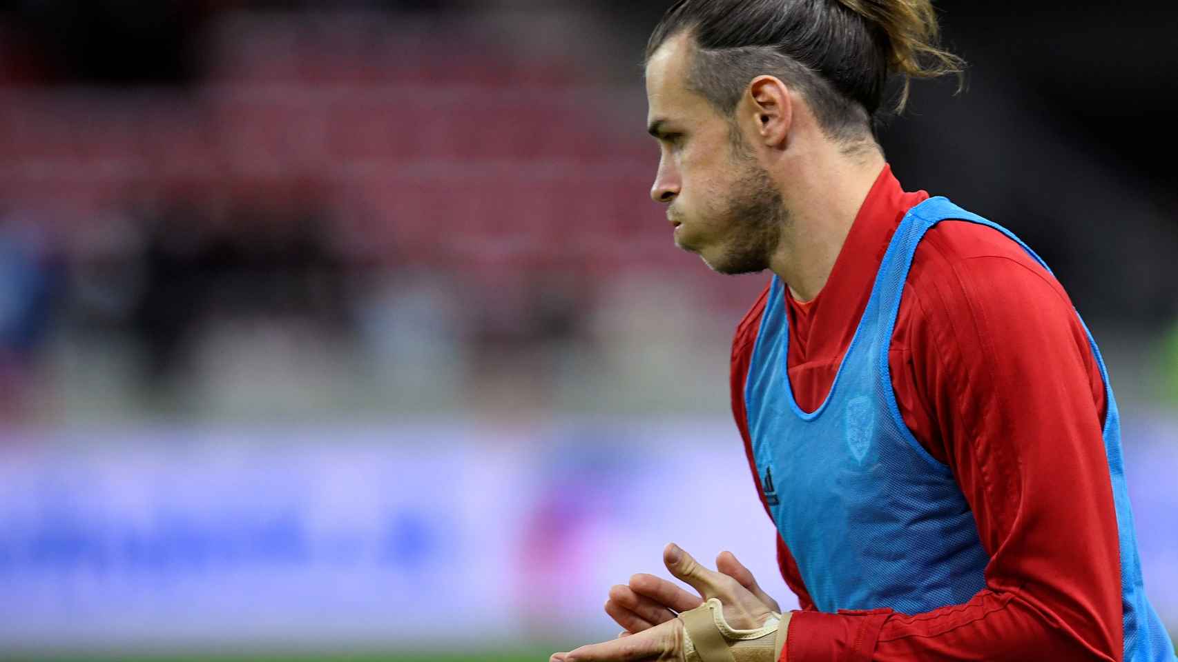 Gareth Bale calienta antes de un partido de Gales