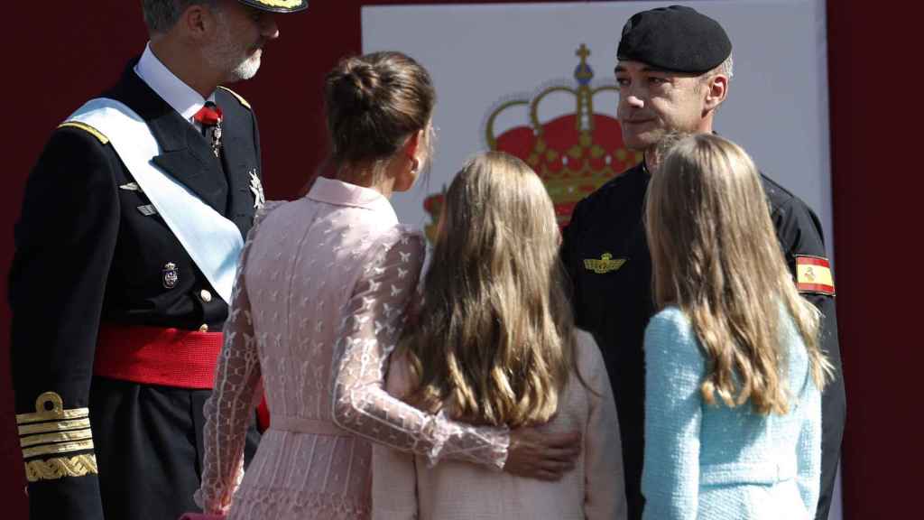 La familia real consuela al cabo primero Pozo tras el incidente del 12 de octubre de 2019.