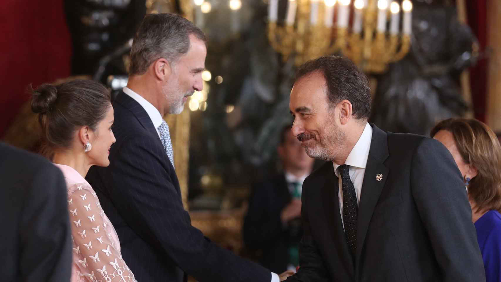 Manuel Marchena saluda a la reina Letizia, al lado del rey Felipe VI, este sábado en el Palacio Real.