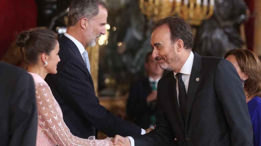 Manuel Marchena saluda a la reina Letizia, al lado del rey Felipe VI, este sábado en el Palacio Real.