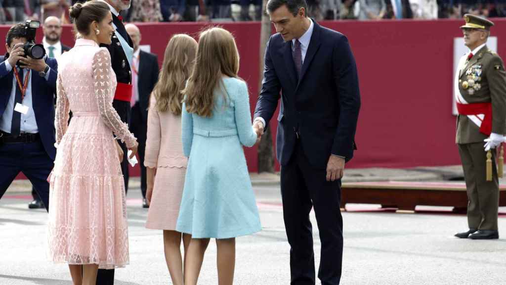 Pedro Sánchez saluda a la Familia Real en la fiesta del 12-O.