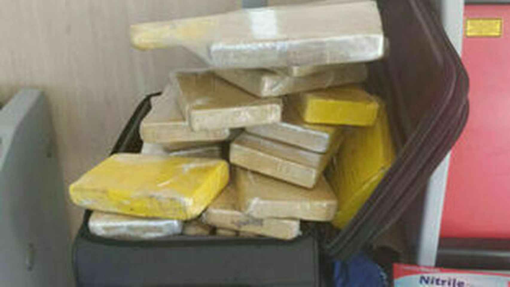 Maleta con fardos de cocaína intervenida al militar brasileño.