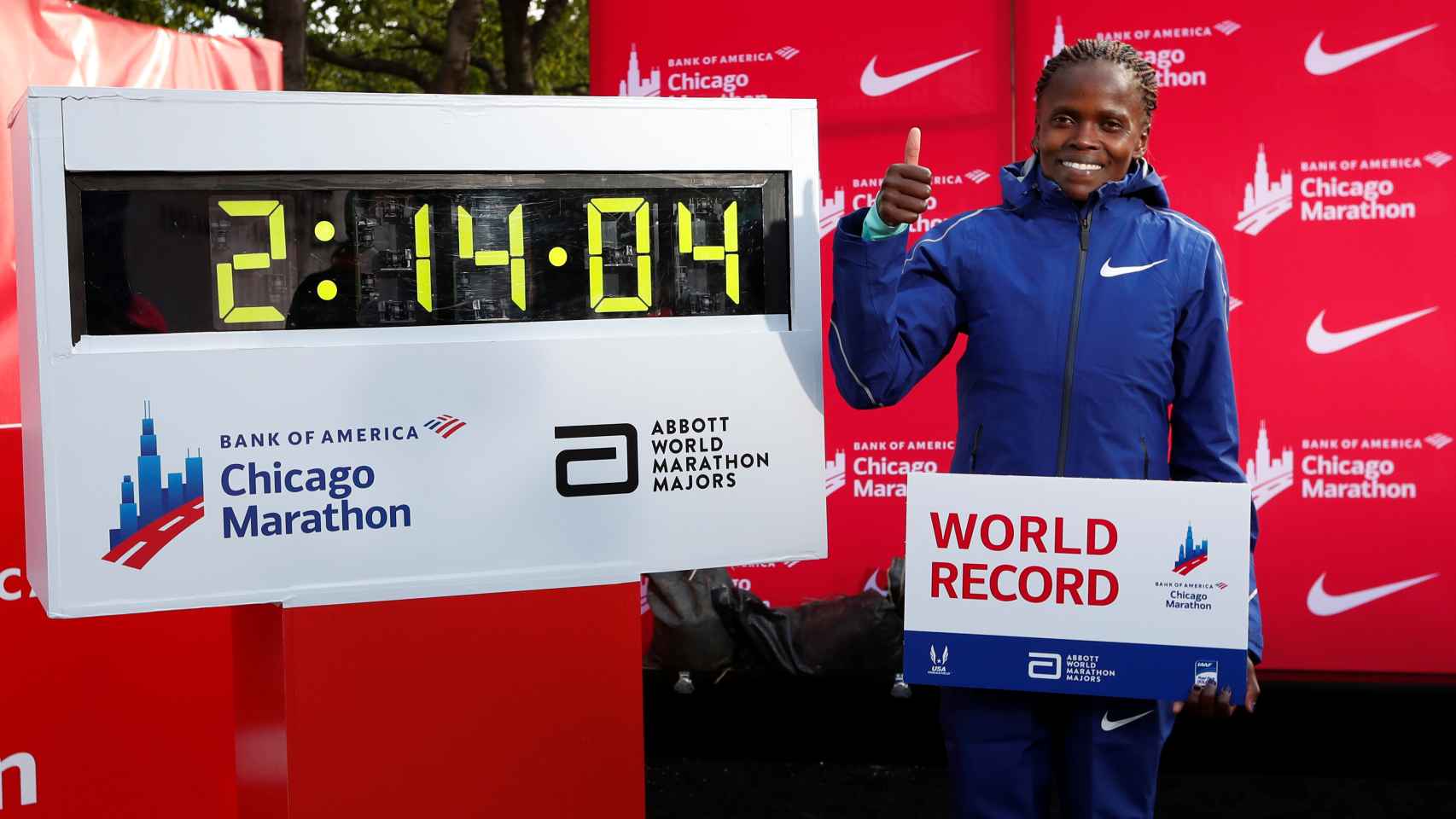 Brigid Kosgei celebra su récord del mundo en el maratón femenino