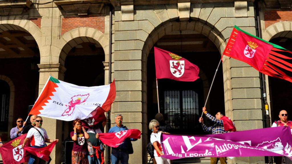 Critican al Ayuntamiento de Zamora por no colocar la bandera leonesa en el  balcón