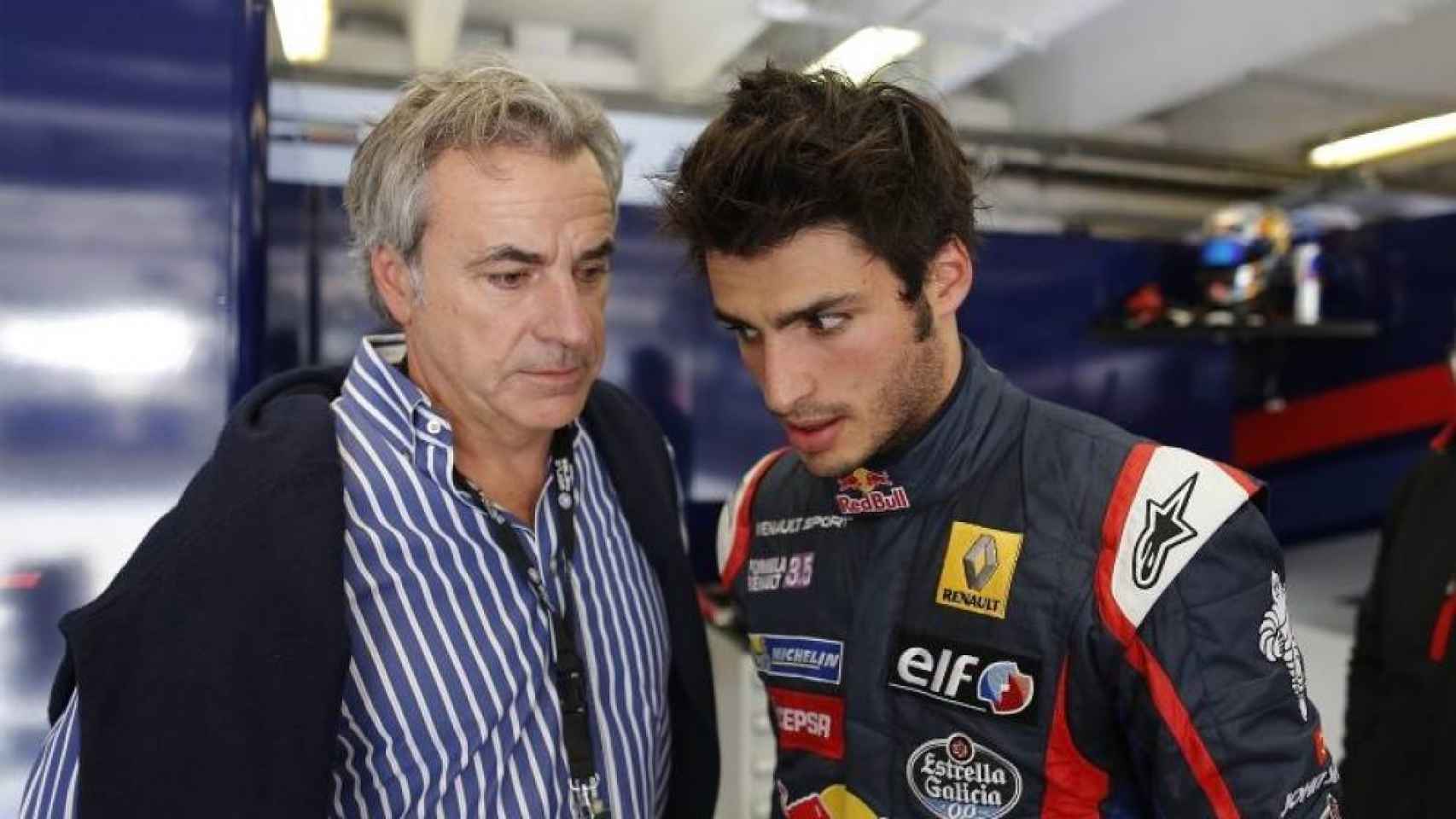 Carlos Sainz junto a su hijo durante su etapa en Toro Rosso