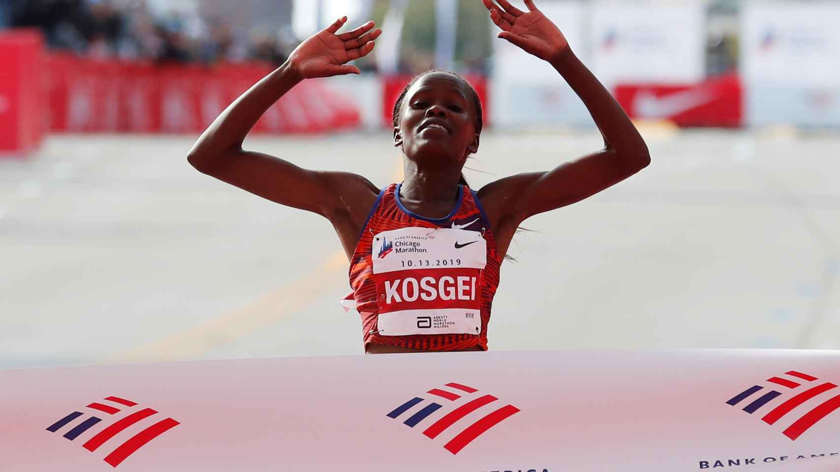 La keniana Brigid Kosgei cruza la línea de meta en la maratón de Chicago
