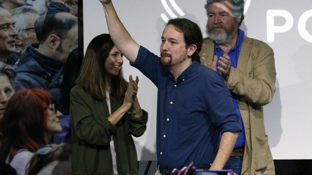 Pablo Iglesias, entre Ione Belarra y Juantxo López de Uralde, en la presentación del programa de Podemos para el 10-N.