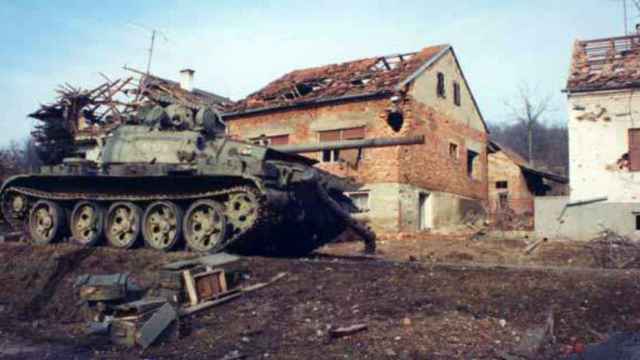 Un tanque yugoslavo, destruido por el ejército de Croacia.