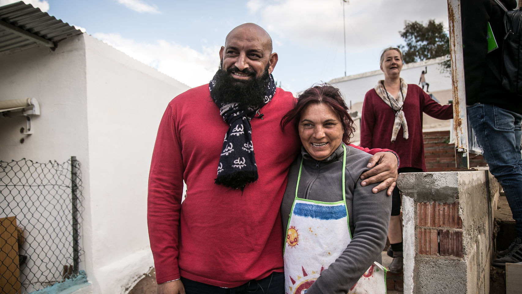 Jesús Rodríguez, al que apodan 'Chule', junto a una de las mujeres que residen en la casa que él levantó para personas necesitadas en Málaga.