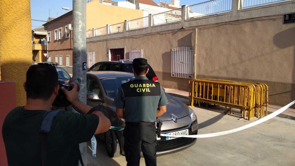La Guardia Civil impide el acceso a las inmediaciones de la vivienda donde se han hallado los cuerpos.