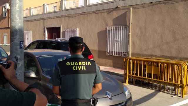 La Guardia Civil impide el acceso a las inmediaciones de la vivienda donde se han hallado los cuerpos.