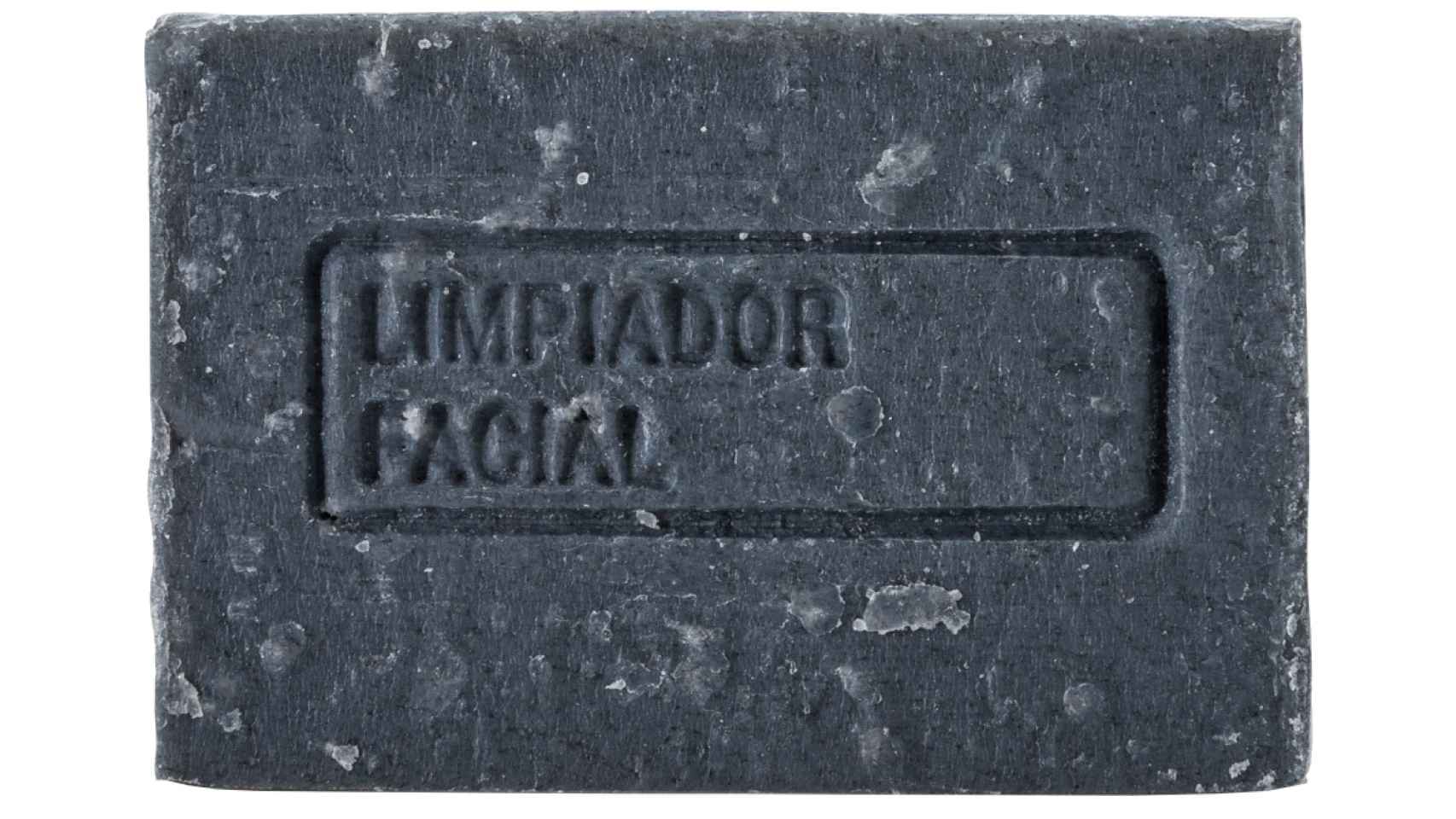 Natural y efectivo, el limpiador facial con carbón tiene un precio de seis euros.
