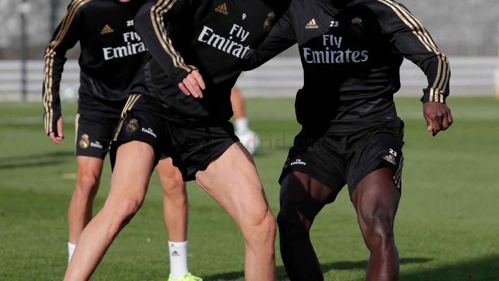 Ferland Mendy, Karim Benzema y Álvaro Odriozola durante el entrenamiento