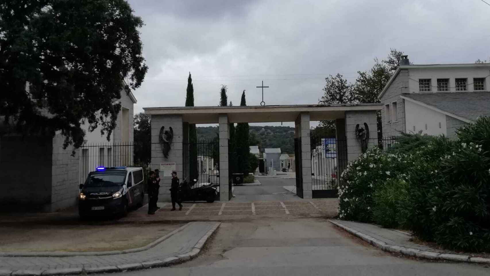 La entrada al cementerio custodiada por la Policía.