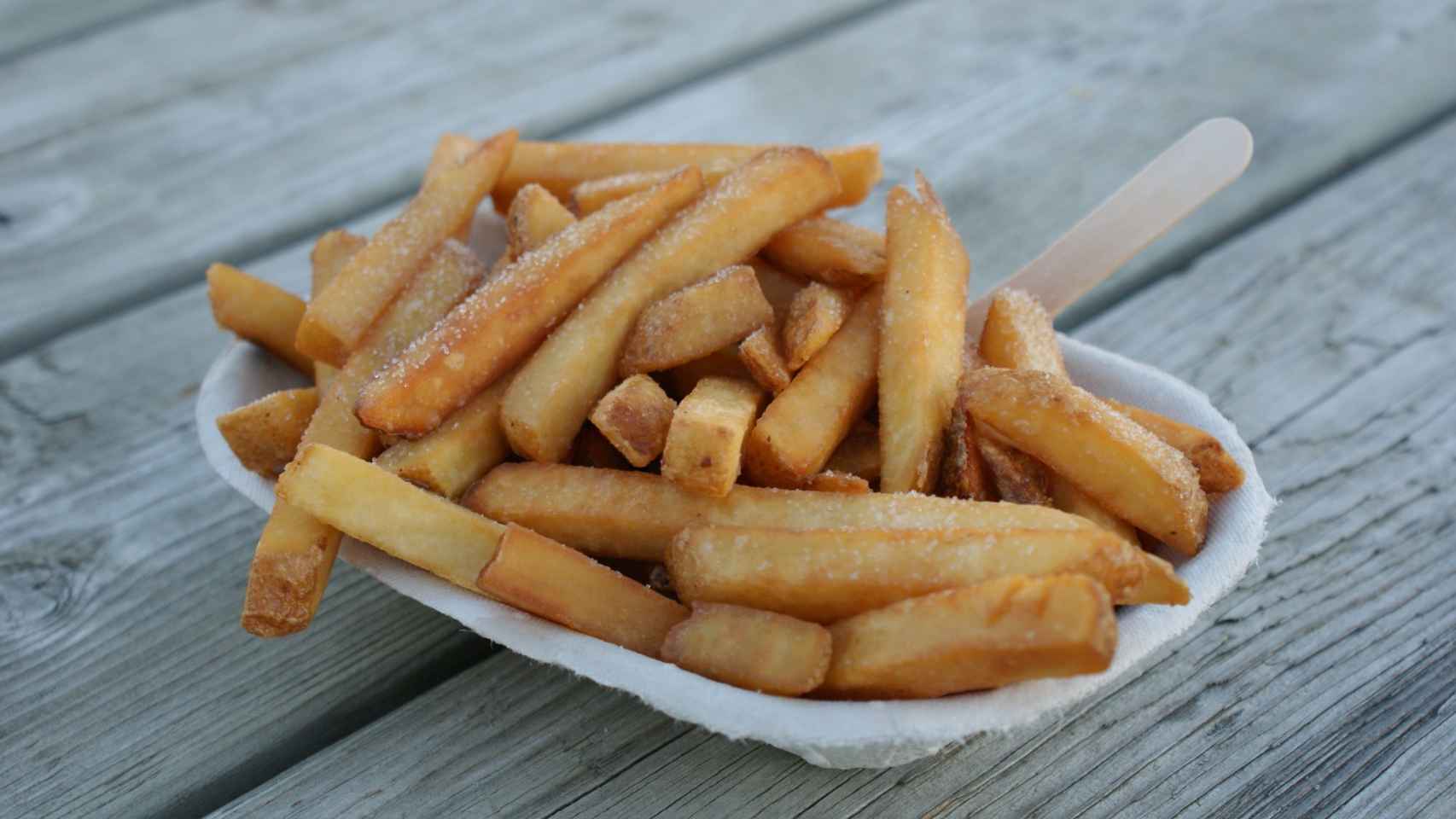 Un platito de patatas fritas.