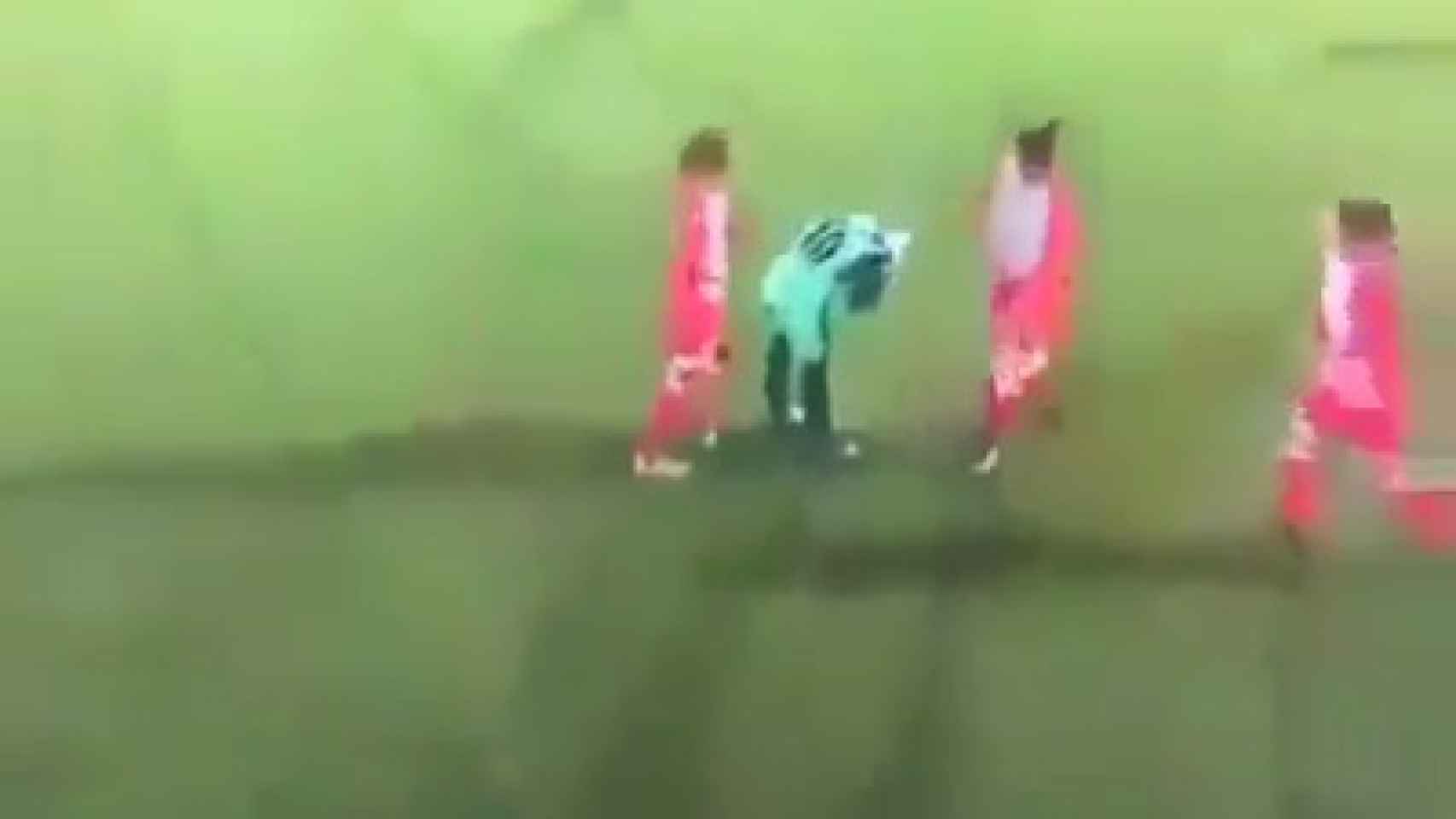 Así reaccionan en un partido de fútbol cuando a una jugadora se le cae el hijab