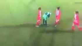 Así reaccionan en un partido de fútbol cuando a una jugadora se le cae el hijab