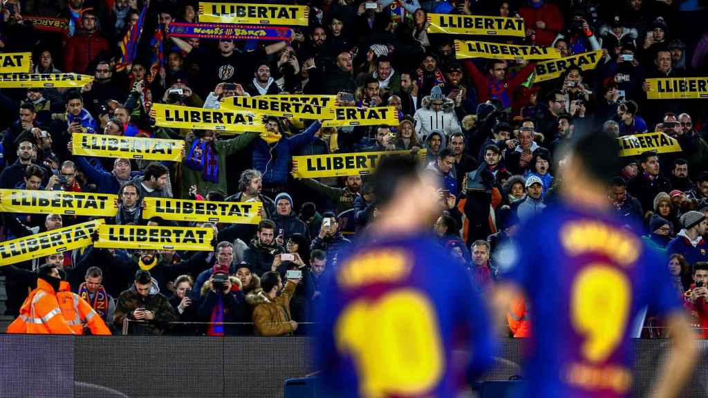 Banderolas amarillas en el Camp Nou
