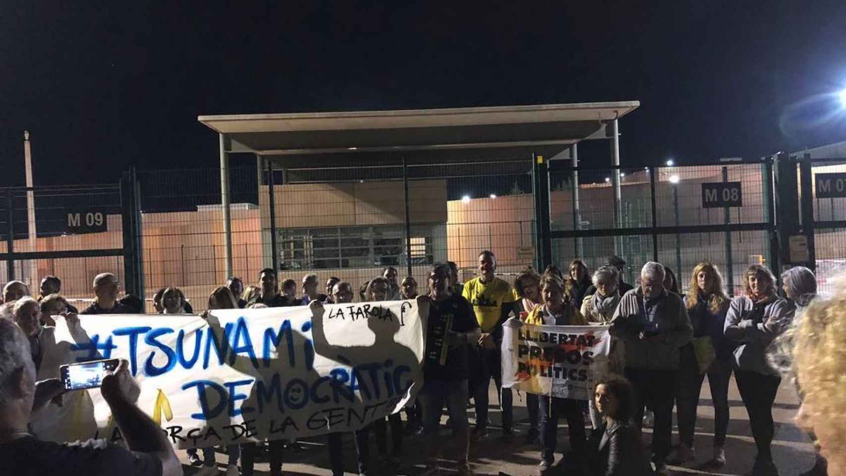 Los independentistas concentrados a las puertas de la cárcel de Lledoners, en Barcelona.