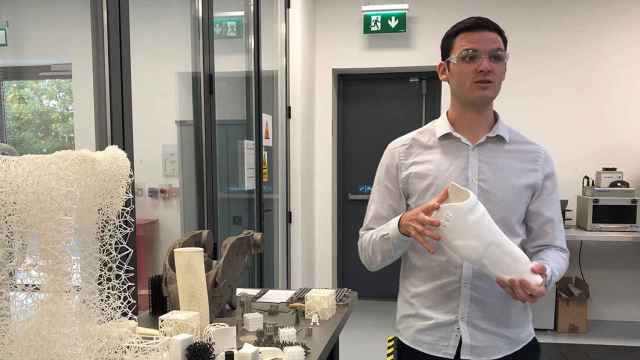 Investigador del IMR de Irlanda con prótesis impresas en 3D en sus ‘smarts labs’.