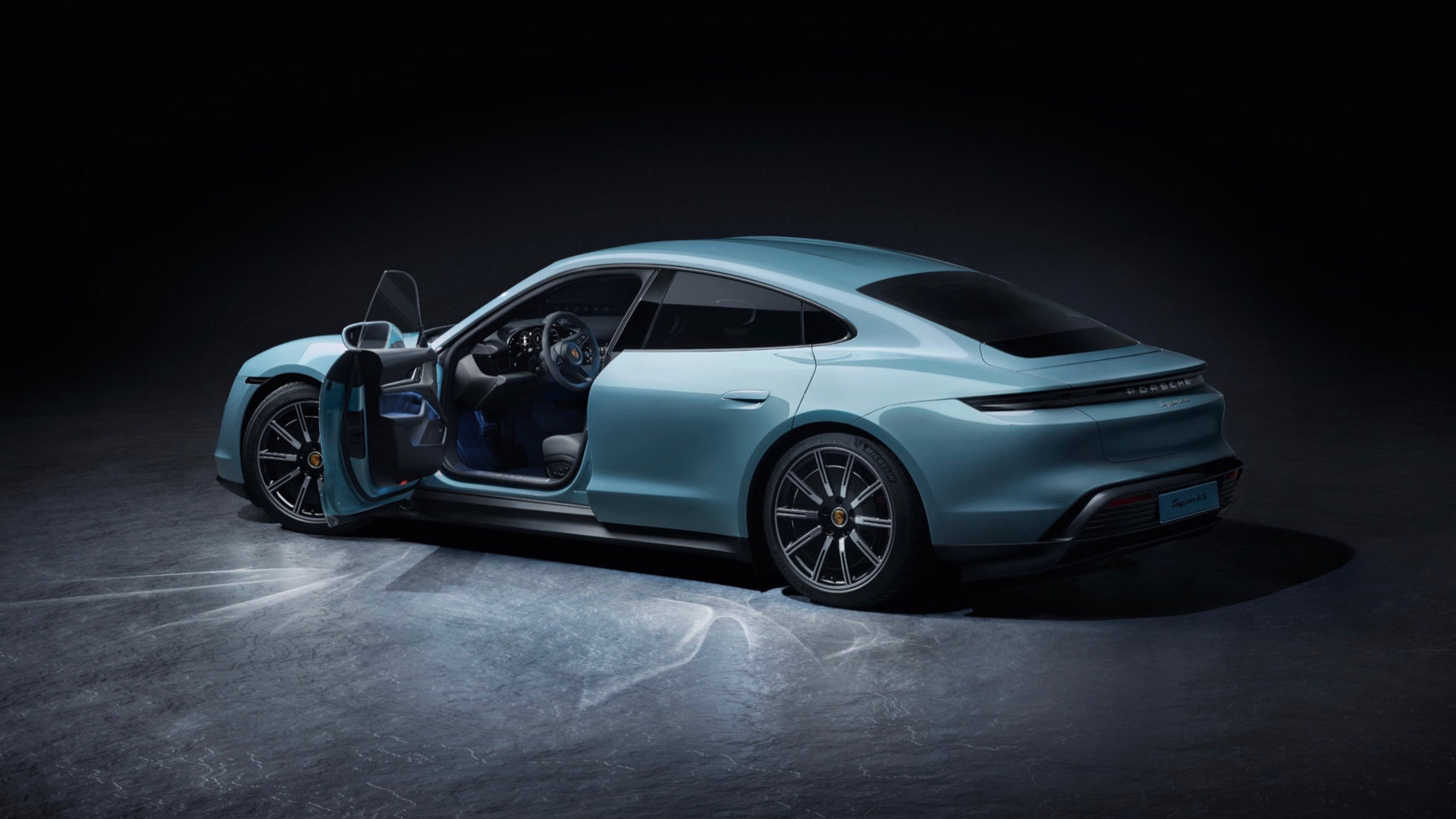 Porsche presenta por sorpresa un eléctrico que le hará la vida difícil a Tesla