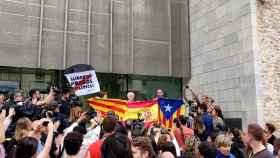 Una mujer ha exhibido una bandera española ante la Delegación de la Generalitat en Gerona