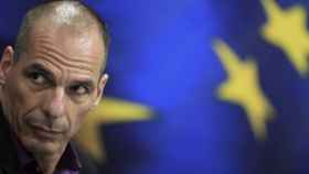 Varoufakis con la bandera de la Unión Europea de fondo.