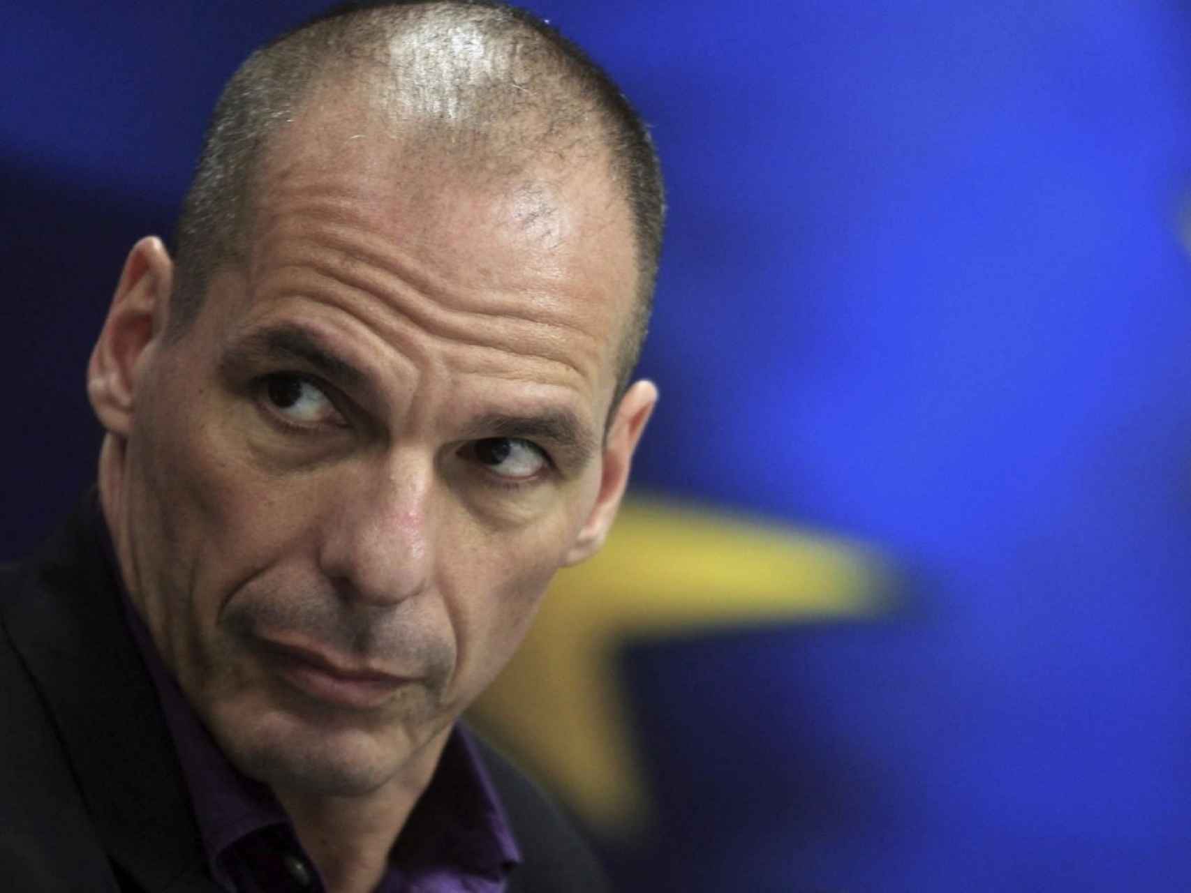Varoufakis con la bandera de la Unión Europea de fondo.