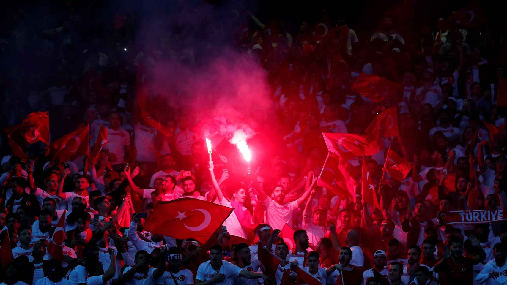 Los aficionados de Turquía celebran el gol