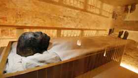 La momia del faraón Tutankamón en su renovada cámara funeraria.