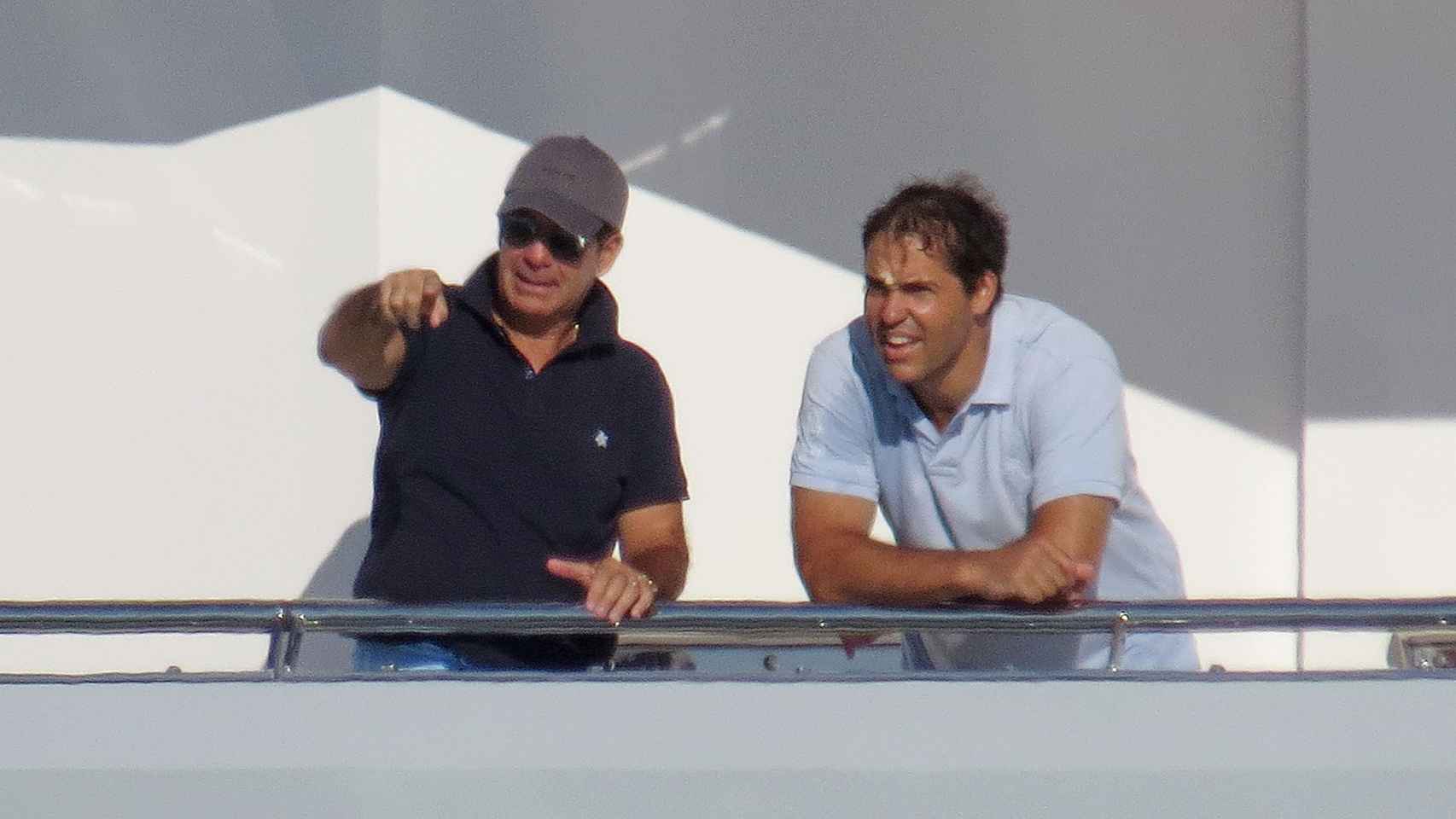Víctor Vargas y Luis Alfonso de Borbón durante sus vacaciones de verano en Marbella en 2015.