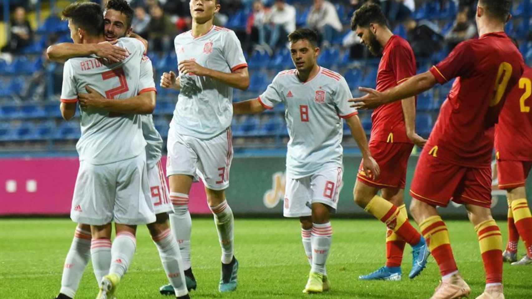 España celebra gol ante Montenegro