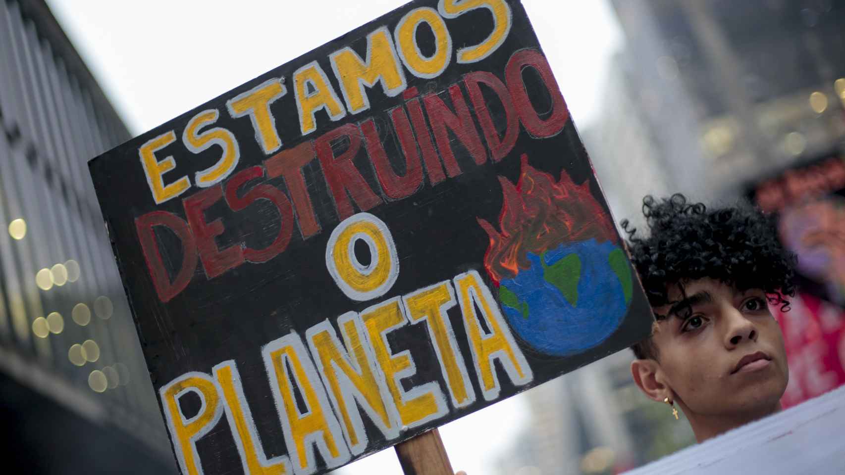 Un manifestante contra la crisis climática el pasado septiembre en Sao Paulo.