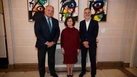 El director de la Fundación Abertis, Sergi Loughney; la Embajadora de España en el Reino de Bélgica, Beatriz Larrotcha; y Marko Daniel, director de la Fundació Joan Miró.