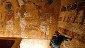 El arqueólogo Zahi Hawass en la tumba de Tutankamón.
