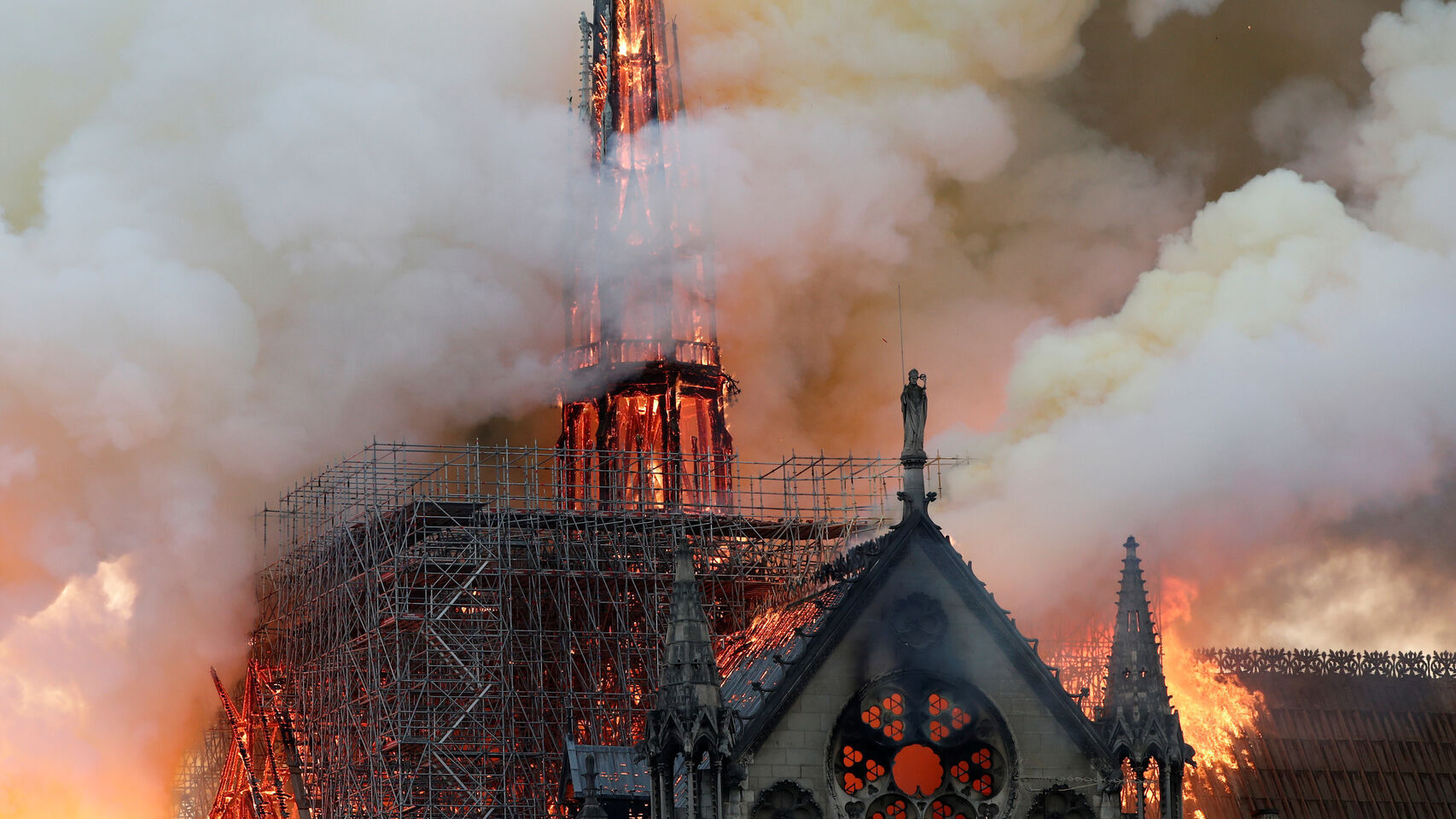 Espectacular imagen del incendio en Notre Dame.
