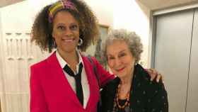 Bernardine Evaristo y Margaret Atwood en la entrega del galardón