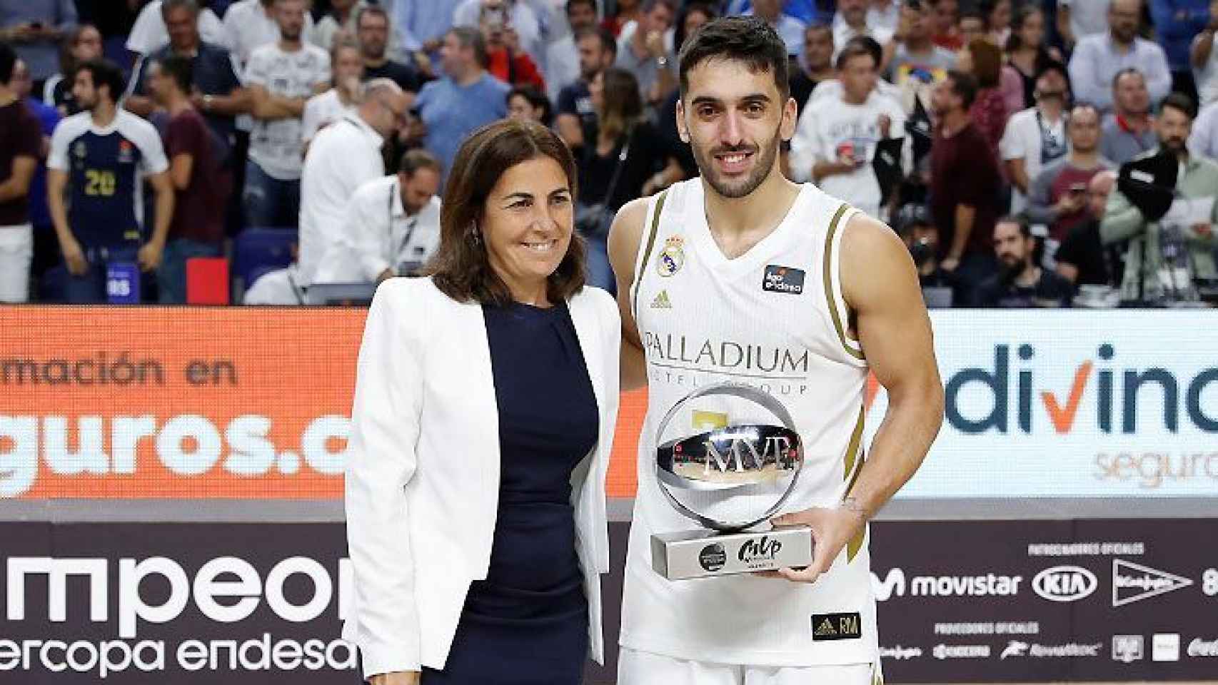 Campazzo con el premio de MVP de la Supercopa
