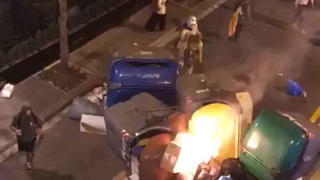 La paliza de los radicales al hombre que intentó apagar una barricada en llamas en Barcelona