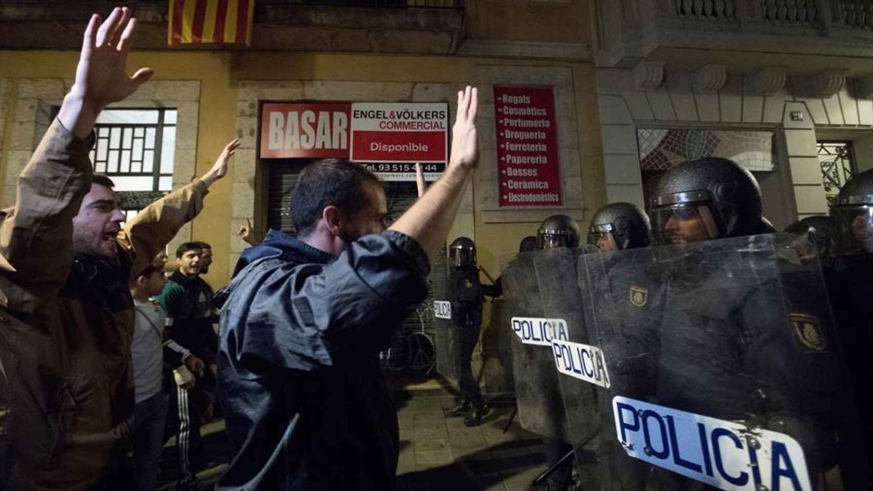 Manifestantes concentrados en la Via Laietana de Barcelona protestan frente a miembros de la policía nacional.